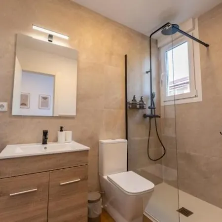 Apartament Spacious Deluxe Basement Ideal For 8 Guests