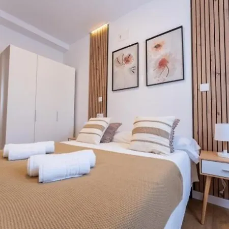 Daire Spacious Deluxe Basement Ideal For 8 Guests *