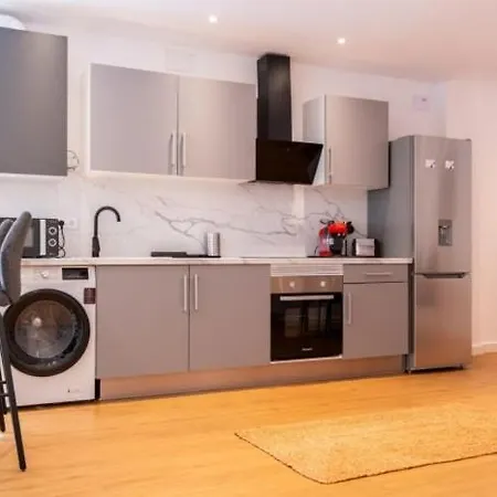 Spacious Deluxe Basement Ideal For 8 Guests Apartment *