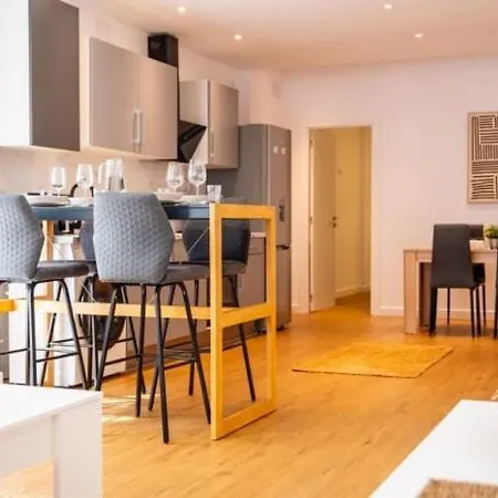 Spacious Deluxe Basement Ideal For 8 Guests Appartamento