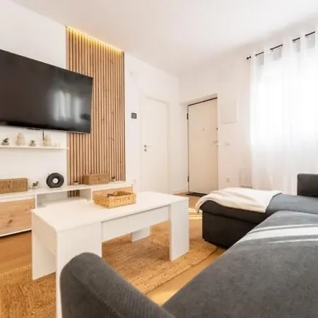 Spacious Deluxe Basement Ideal For 8 Guests Apartment Santander