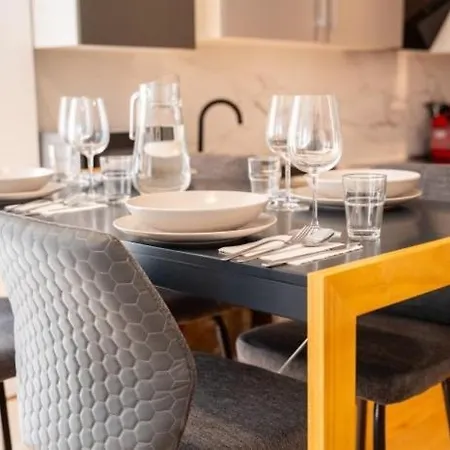 Spacious Deluxe Basement Ideal For 8 Guests * Santander