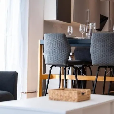 Spacious Deluxe Basement Ideal For 8 Guests Apartment *