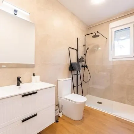 Spacious Deluxe Basement Ideal For 8 Guests *