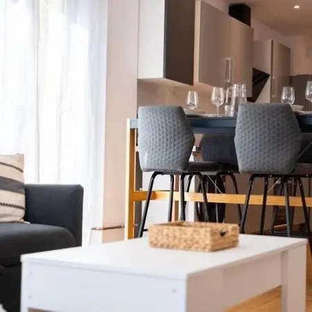 Apartament Spacious Deluxe Basement Ideal For 8 Guests