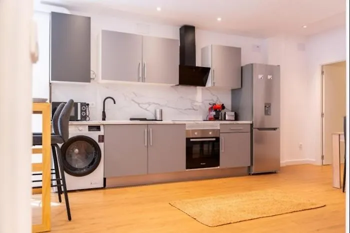 Spacious Deluxe Basement Ideal For 8 Guests Daire *