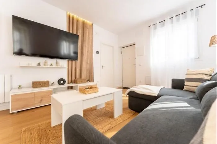 Spacious Deluxe Basement Ideal For 8 Guests Daire Santander