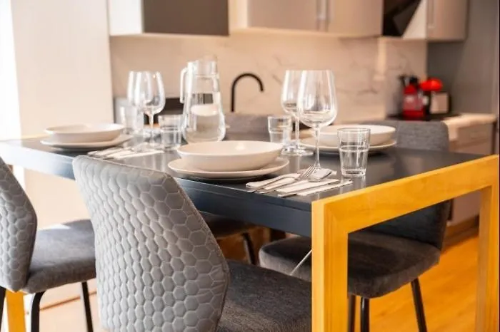 Spacious Deluxe Basement Ideal For 8 Guests * Santander