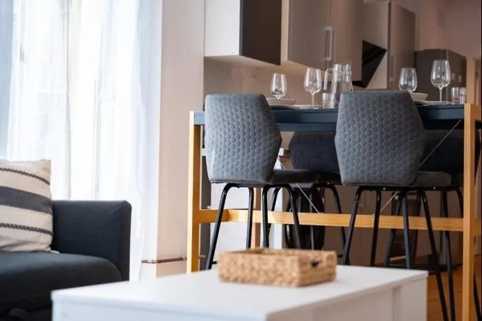 Spacious Deluxe Basement Ideal For 8 Guests Daire *