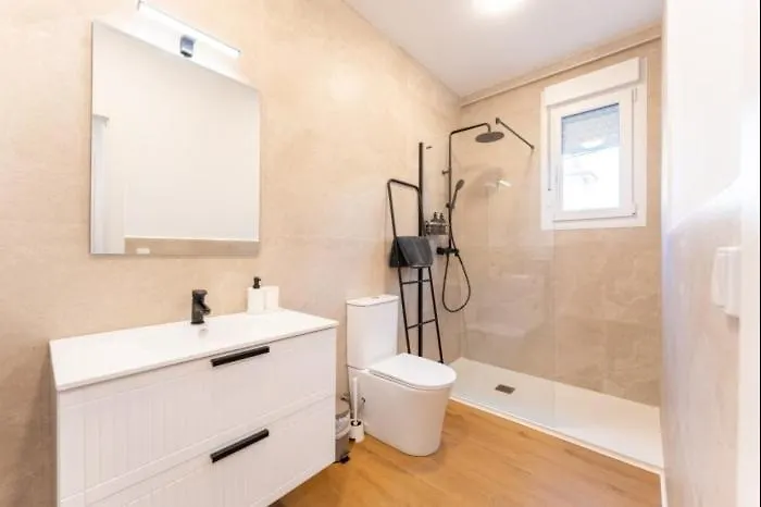 Spacious Deluxe Basement Ideal For 8 Guests *