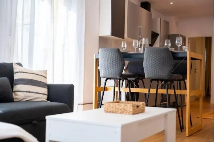 Apartment Spacious Deluxe Basement Ideal For 8 Guests