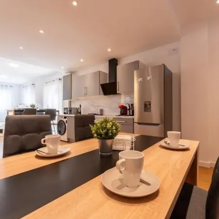Spacious Deluxe Basement Ideal For 8 Guests Apartment *